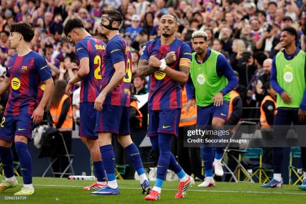 Ла Лига. "Барселона" голларга бой ўтган ўйинда "Севилья"ни енгди. Рафиньядан хет-трик