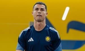 Роналду урушдан қочиб, футболни четга суришга қарор қилди