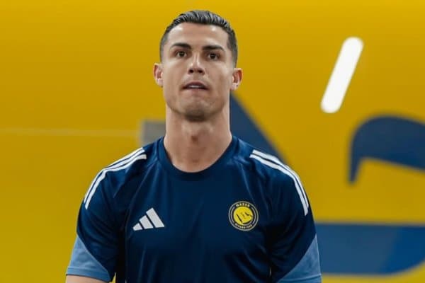 Роналду урушдан қочиб, футболни четга суришга қарор қилди