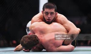 Ислом Махачев Иан Гаррини бўғиб ўлдиради