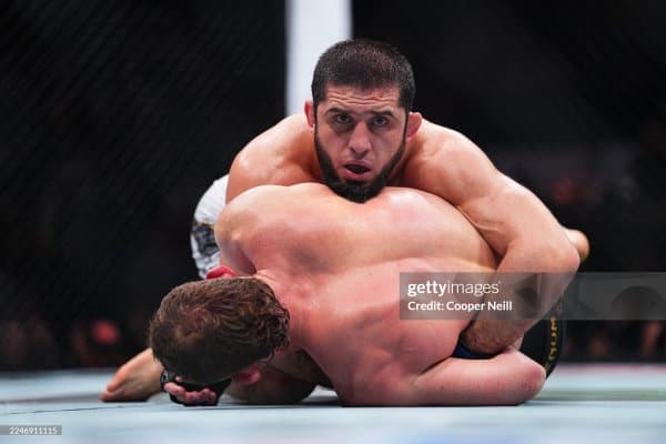 Ислом Махачев Иан Гаррини бўғиб ўлдиради