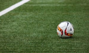 18 ёшли футболчи майдонда ҳушидан кетиб, қайтиб турмади