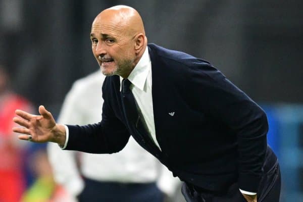 Бош мураббий учта суперфутболчини олиб келишни сўради