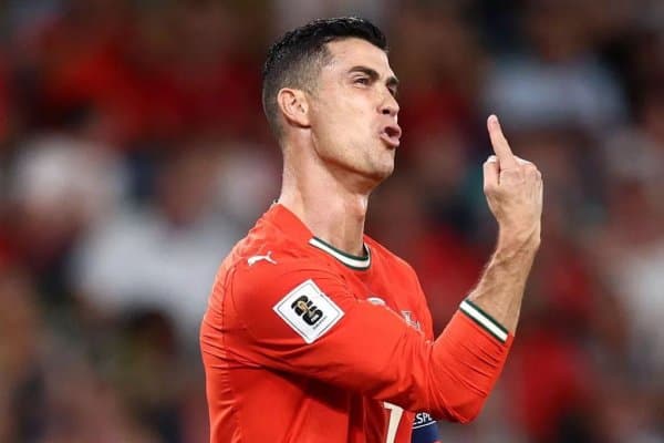 Роналду ўзи билан ўйнаган юлдузни Мессининг ёнига боришига тўсқинлик қиляпти