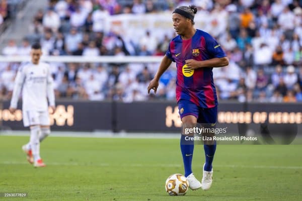 Роналдиньо айни пайтда энг яхши футболчи ким эканлигини айтди