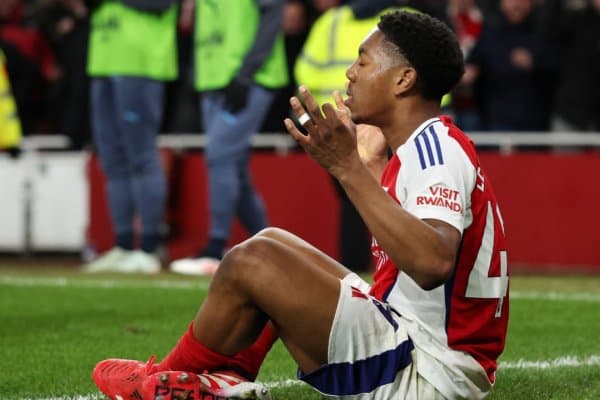 Манчестерликлар уч ҳимоячини нишонга олди