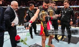 Илия Топурия октагонга нима учун атиргул билан чиқади?