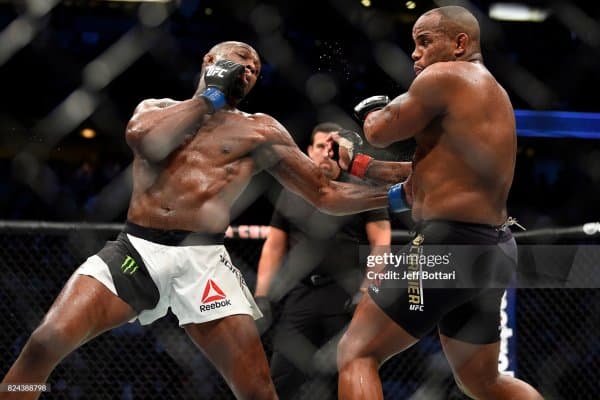 UFC нинг сирлари очилди: Жон Жонс ва Даниэль Кормье ўзаро жангларда қанча пул ишлаган?