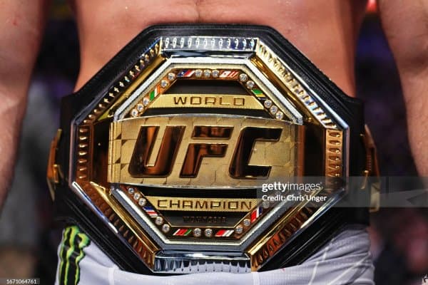 UFC чемпиони хоккейчи билан музда жанг қилмоқчи