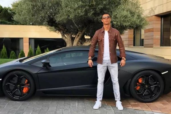 Тамаев Роналдунинг Бугатти автомобилини сотиб олмоқда