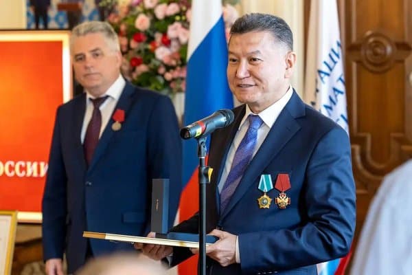 Кирсан Илюмжинов шахмат фаолиятини тўхтатишини маълум қилди