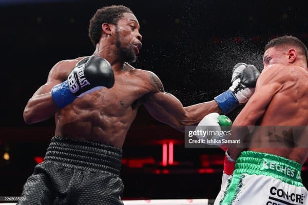 Мағлубиятсиз серия қайд этаётган боксчи WBO камари учун жанг ва 3 миллион долларлик гонорардан воз кечди 
