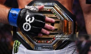 Амалдаги UFC чемпиони камаридан воз кечмоқчи