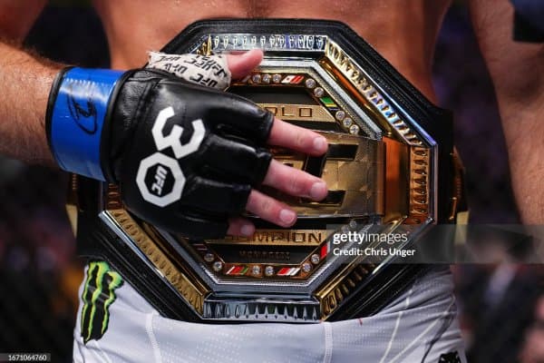 Амалдаги UFC чемпиони камаридан воз кечмоқчи