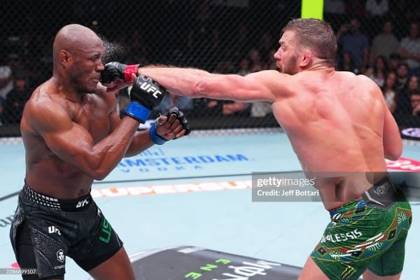 UFC собиқ чемпиони камар учун жанг қилмоқчи