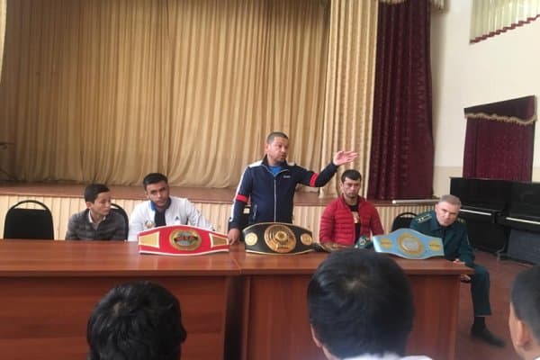Профессионал боксчиларимиз мактаб ўқувчилари билан учрашишди