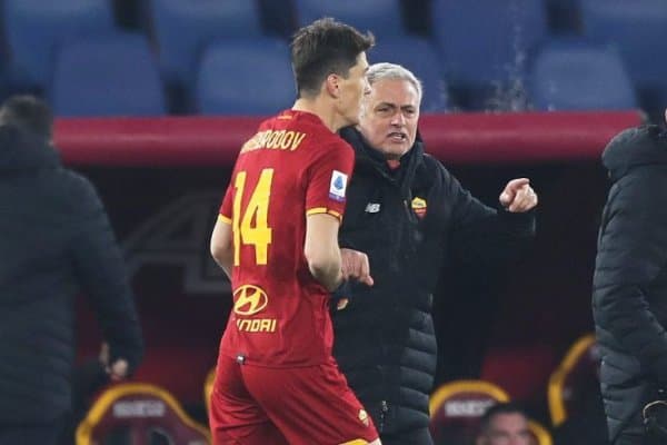 Моуриньо Ўзбекистон чемпиони бўлган футболчини тилга олди