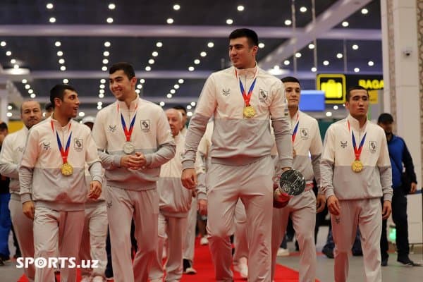 Шавкат Мирзиёев ЖЧда совриндор бўлган боксчилар ва уларнинг мураббийларини тақдирлади