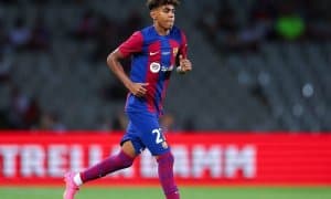 Бола ҳали ёш. 16 ёшли Ямалнинг ЕЧЛ ўйини вақти қорни оғриб, ҳожатхонага югуриб кетди