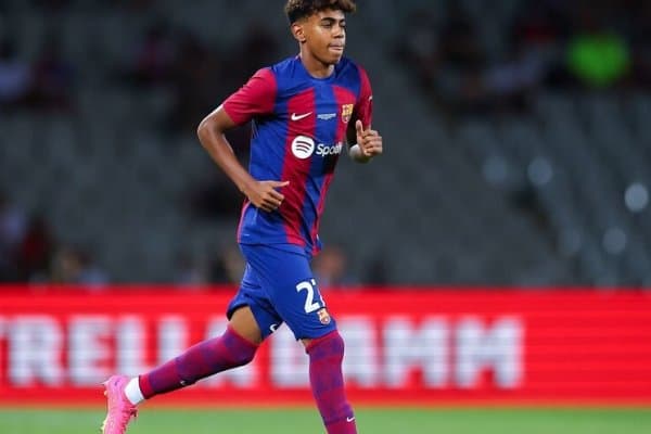 Бола ҳали ёш. 16 ёшли Ямалнинг ЕЧЛ ўйини вақти қорни оғриб, ҳожатхонага югуриб кетди