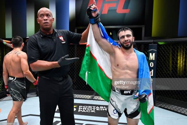 Зарруҳ Адашев: "Ҳой, энг енгил вазн тоифаси жангчилари, кутиб олинг мен камар томон йўлга чиқдим" 