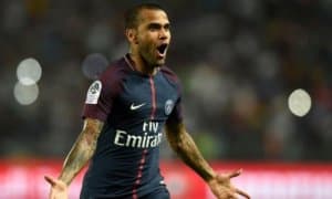 Дани Алвес яна Гвардиола қўл остида тўп суриши мумкин