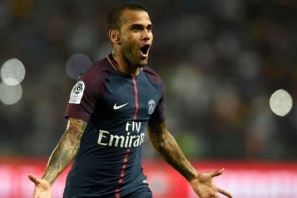 Дани Алвес яна Гвардиола қўл остида тўп суриши мумкин