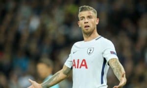 Ана холос! Алдервейрелд "Ливерпул"га қарши ўйинда "Тоттенхэм" логотипи йўқ либосда ўйнади (ФОТО)