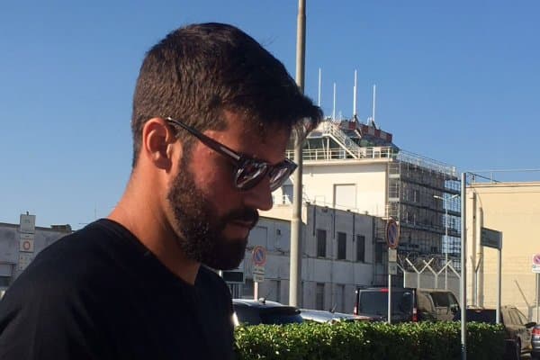 Алиссон тиббий кўрикдан ўтиш учун Ливерпулга йўл олди