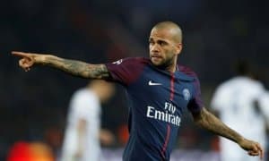 Дани Алвес ярим йиллик даволанишдан сўнг яна машғулотларга киришди