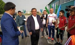 Андижон вилояти ҳокими чемпион футболчилар билан учрашди