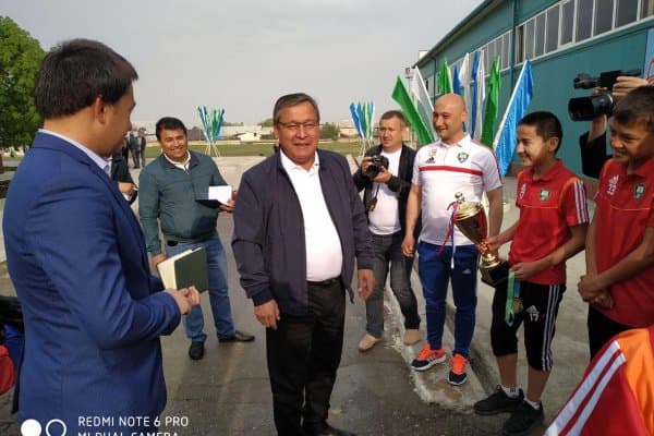 Андижон вилояти ҳокими чемпион футболчилар билан учрашди