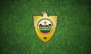 "Анжи"нинг уй стадиони майсаси кесиб олинмоқда (ФОТО)