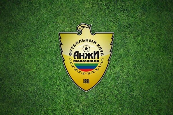 "Анжи"нинг уй стадиони майсаси кесиб олинмоқда (ФОТО)