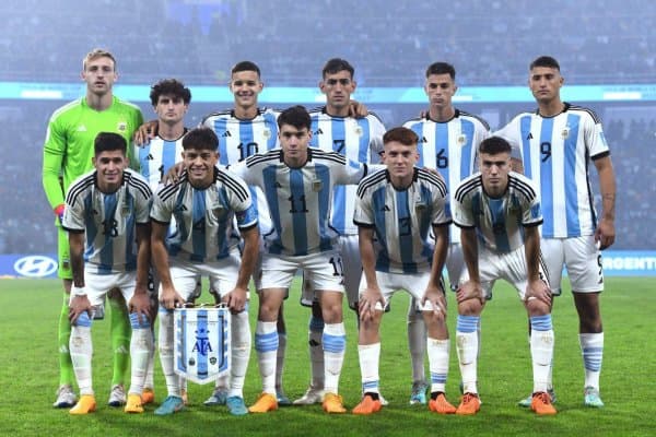 Аргентина йирик ғалабани тантана қилди ва юз фоизлик кўрсаткич билан кейинги босқичга йўл олди 