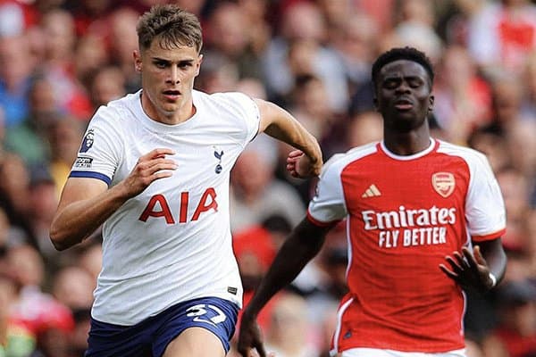 АПЛнинг энг тез югурадиган футболчиси ким?