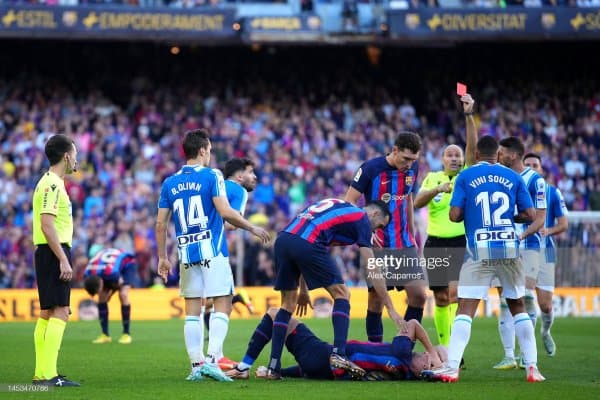 2 та қизил карточка кўрсатилган дербида "Барселона" очко йўқотди