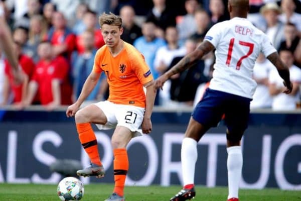 Де Йонг Голландия - Англия учрашувининг энг яхши футболчиси деб топилди