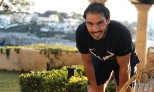 Рафаэль Надаль дўстининг уйида шуғулланмоқда