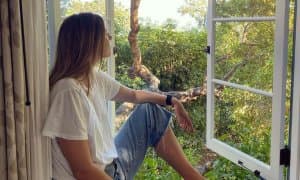 Мария Шарапова соҳилда дам олмоқда