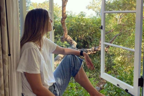 Мария Шарапова соҳилда дам олмоқда