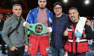 Жалоловнинг промоутери Лоу ДиБелла ундан олтин медаль кутмоқда