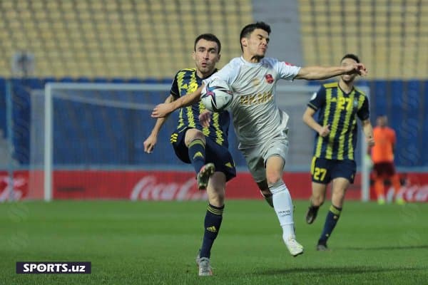 "Навбаҳор" ва "Локомотив" бир футболчи учун курашади!