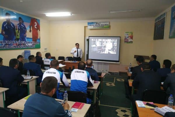 Бухорода ҳудудий болалар-ўсмирлар футбол академиялари директорлари иштирокида йиғилиш бўлиб ўтмоқда