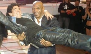 Тайсон Марадонани "қўлида кўтарарди"