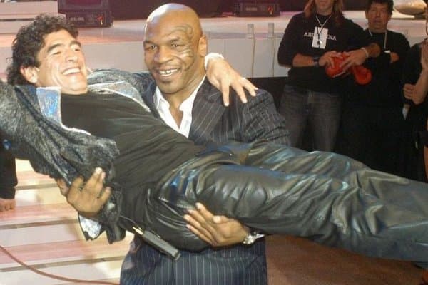 Тайсон Марадонани "қўлида кўтарарди"