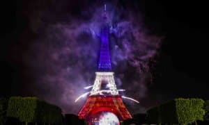 Францияликлар байрамни Эйфель минораси олдида нишонлашмоқда (видео)