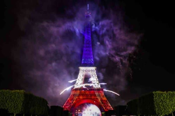 Францияликлар байрамни Эйфель минораси олдида нишонлашмоқда (видео)