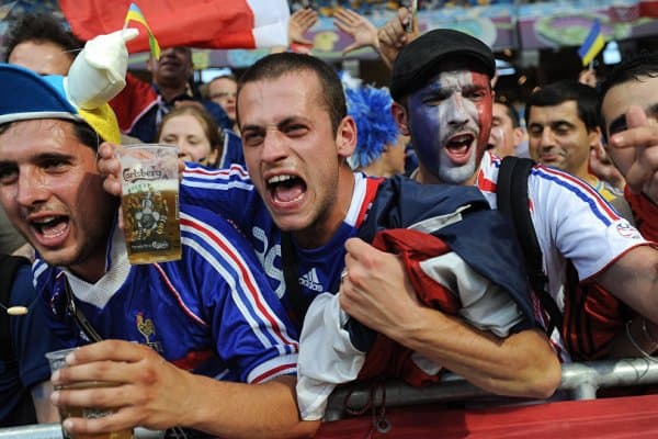 Франциялик 50 ёшли мухлис ғалабани нишонлаш пайтида каналга сакраб вафот этди