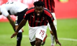 Ана холос! Шомуродов ўйнаётган чемпионатда футболчининг тишини тўкиб қўйишди